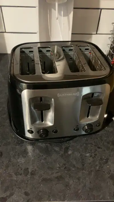 Grille pain neuf de cet année, je n’ai plus la boite malheureusement du à un déménagement. Je demand...
