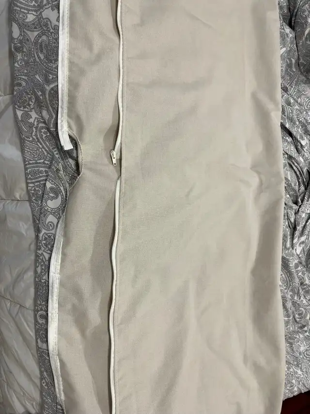 Base de lit Queen avec tête in Beds & Mattresses in Québec City - Image 5