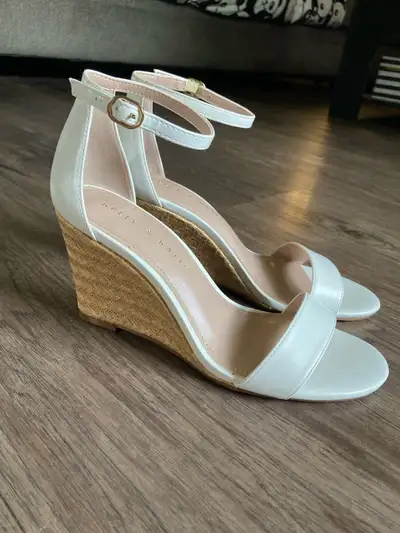 Ladies Size 5, View more