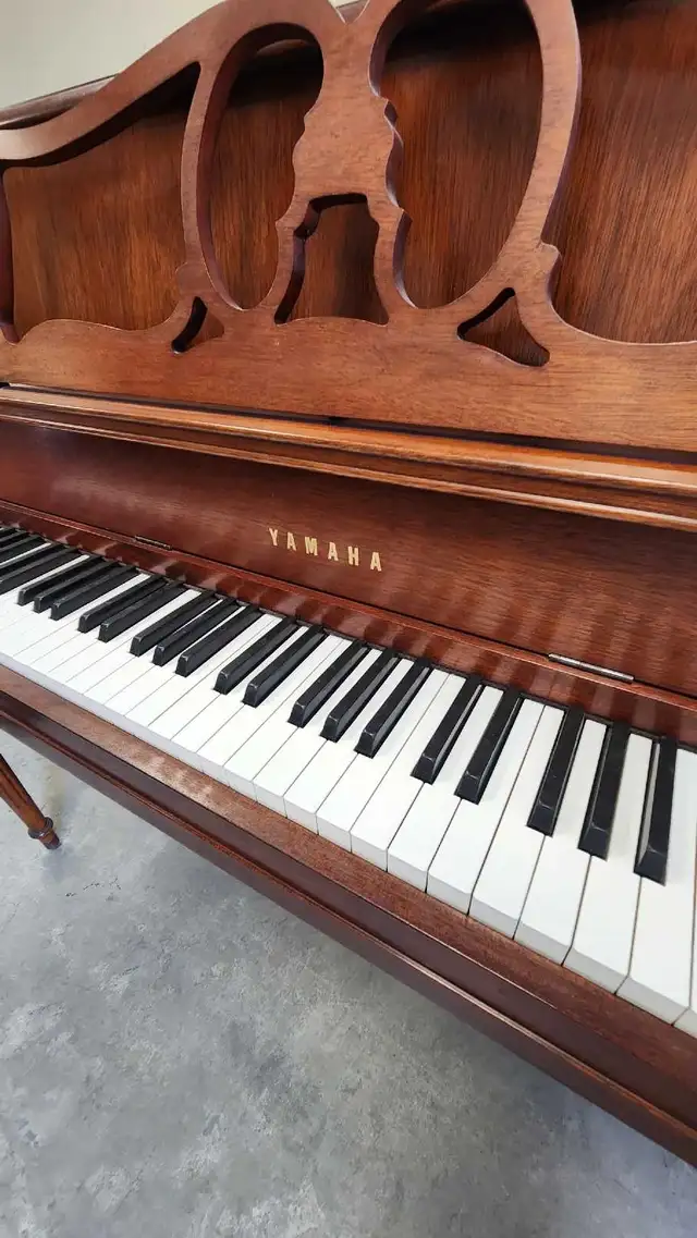 Silent Piano Vintage Walnut Yamaha Upright Piano – in Pianos & Keyboards in City of Toronto - Image 4