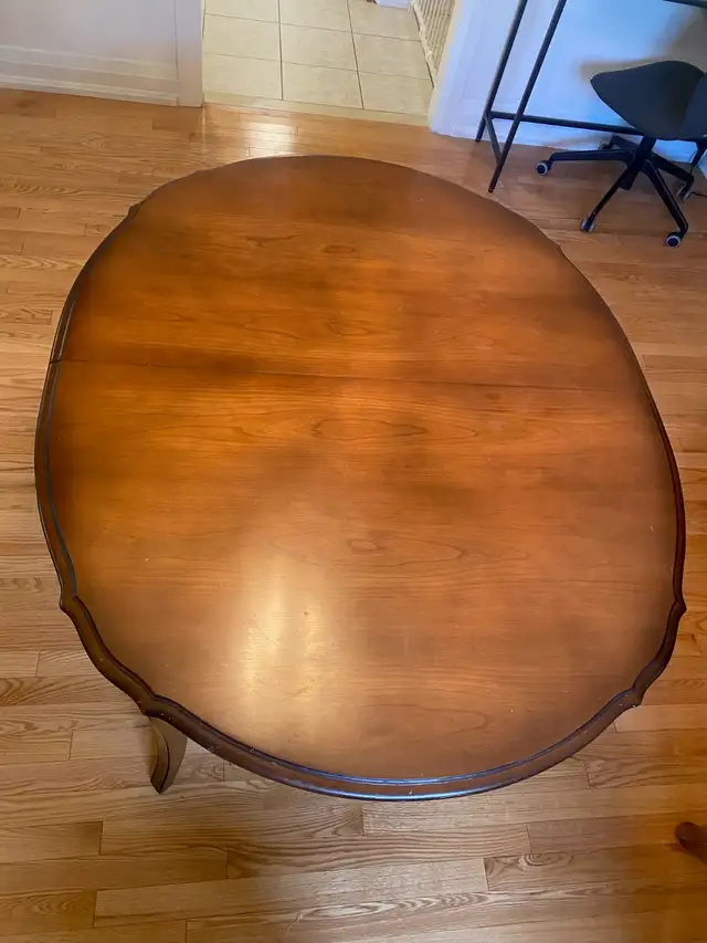 Vintage Queen Anna table + 2 chairs in Dining Tables & Sets in City of Toronto - Image 4