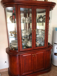 Buffet. Importation Italienne. Excellent condition. Quick sale