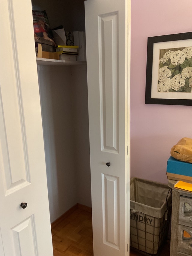 Masonite bifold smooth 2 panel closet doors perfect condition Windows, Doors & Trim