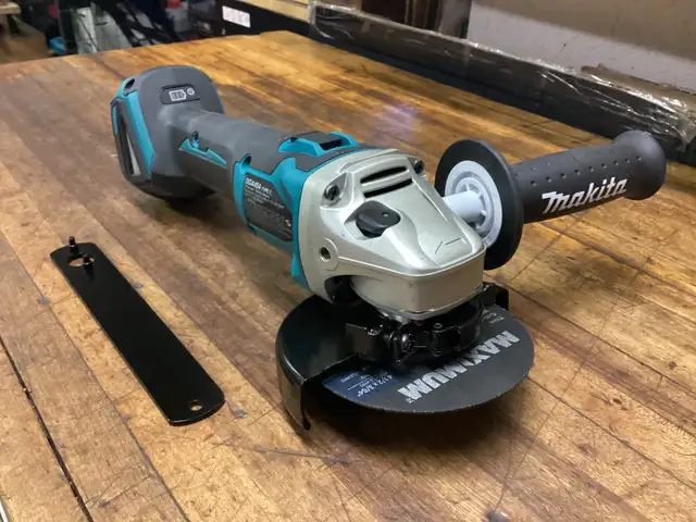 MAKITA LXT 18v BRUSHLESS 4 1/2” SLIDE SWITCH GRINDER in Power Tools in Barrie - Image 10