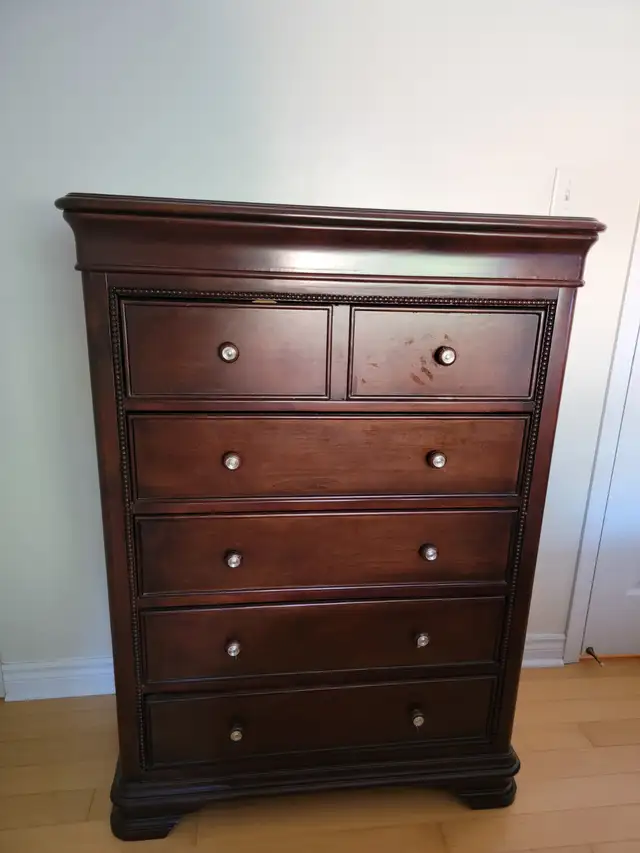 Dark Wood Bedroom Furniture Set in Multi-item in Mississauga / Peel Region - Image 5