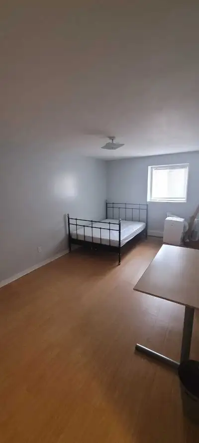 Looking for a male student to sublet 1 private room in a 5 room townhouse unit for January-Late Apri...