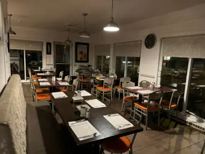 Envoyez votre cv Mcan94@hotmail.com Restaurant Dejeuner/Breakfast Restaurant 450$ par semaine(net) 4...