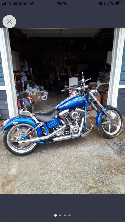 Belle Harley Rocker C en excellente condition. Beaucoup de chrome. Viens avec plusieurs set de muffl...