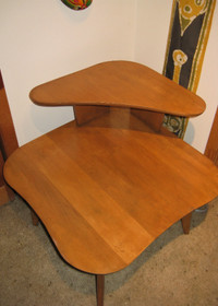 TABLE DE COIN À DEUX ÉTAGE ‘’MID-CENTURY ’’TWO-TIER CORNER TABLE