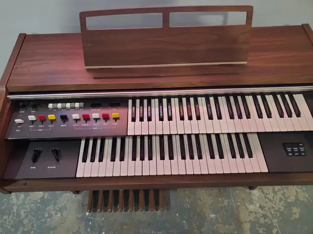 Electric organ in Pianos & Keyboards in Medicine Hat - Image 4