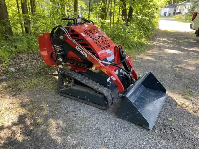 Je mets en vente ma chargeuse compacte EG360, un équipement puissant et efficace pour tous vos besoi...