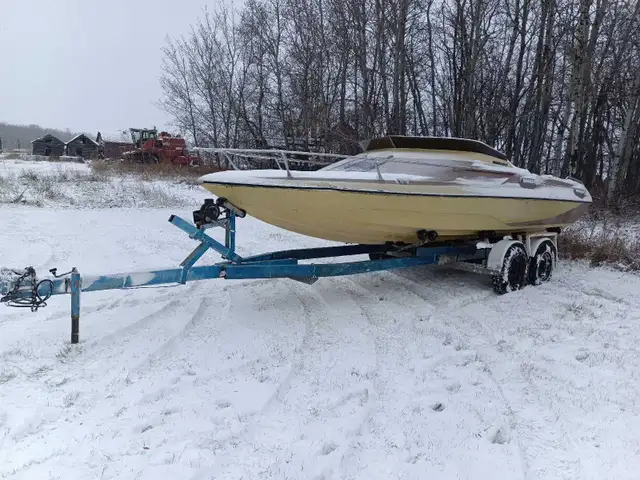 Inboard boat Carlson Glastron in Powerboats & Motorboats in Prince Albert - Image 2