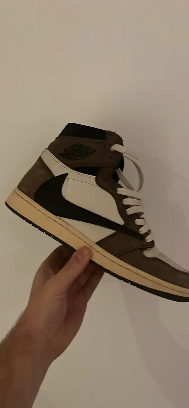Air jordan 1 Travis Scott 9,5 Used in Men's Shoes in Lévis - Image 3