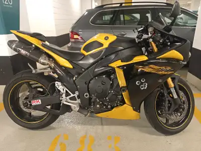 2009 Yamaha R1 31000km New tires. IRC quick shifter. Yoshimura slip on. Short levers. $9500