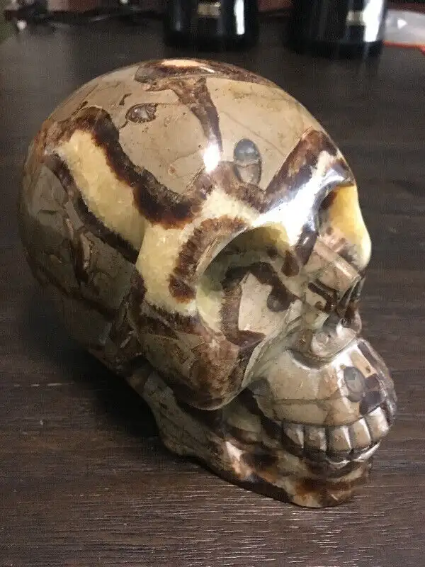 Large carved crystal skull62854396093571122