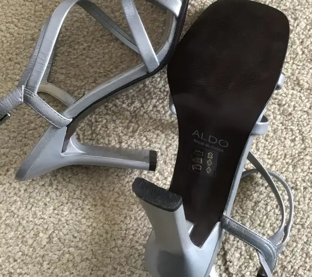 Ladies Silver ALDO 4” Heels Size 37 and Matching Handbag  in Women's - Shoes in Norfolk County - Image 10