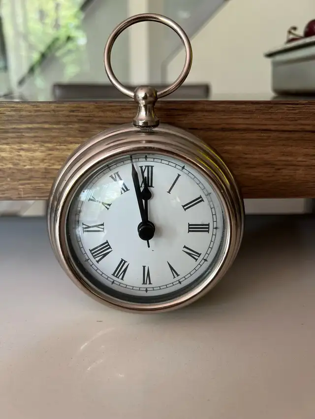 Pottery Barn Chrome Wall Table Clock in Home Décor & Accents in Mississauga / Peel Region - Image 4