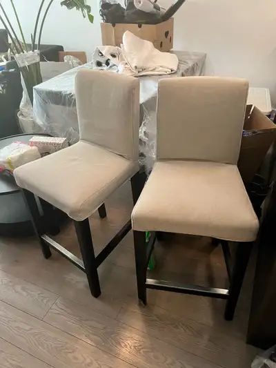 Chaise haute Bergmund pour bar (ATTENTION PAS POUR TABLE, hauteur bar ou comptoir.) Acheté 125$ pour...