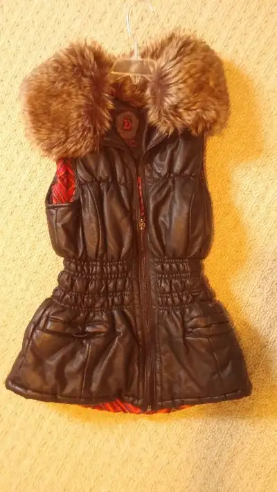 Size S. Smoke and pet free home. PICK UP ONLY. PS if you are viewing this ad it's still AVAILABLE!