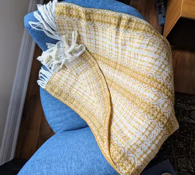 Belle pièce de tissu (châle ou jeté)., View more