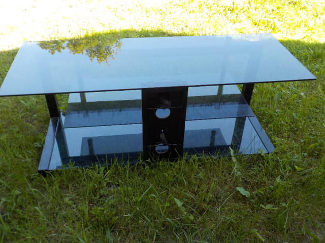 Glass TV/Stereo Unit in TV Tables & Entertainment Units in Gatineau - Image 2