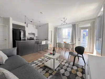 Bel appartement 4 ½ au deuxième étage près de la Petite Italie.