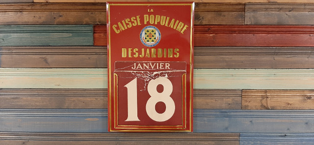 Vintage Beau Calendrier Perpétuel en Métal Caisse Populaire in Arts & Collectibles in Drummondville