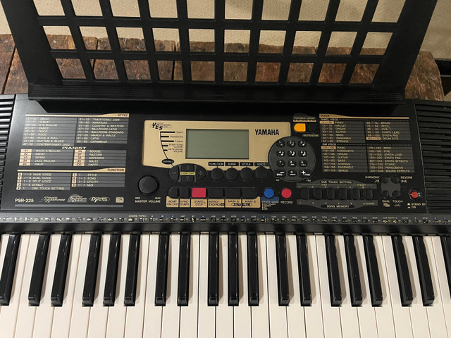 Yamaha keyboard  in Pianos & Keyboards in Hamilton - Image 2