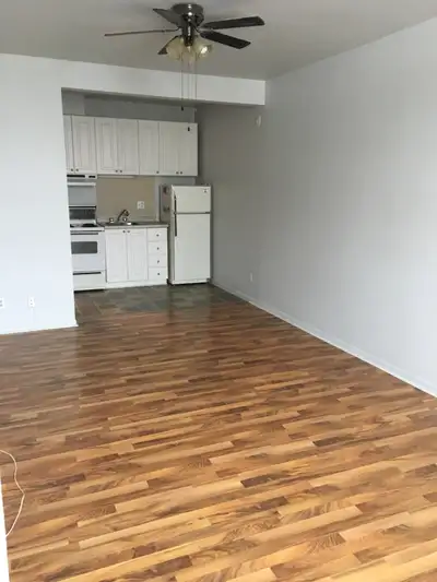 Endroit calme. Bien éclairé. Loué avec poêle et Frigidaire