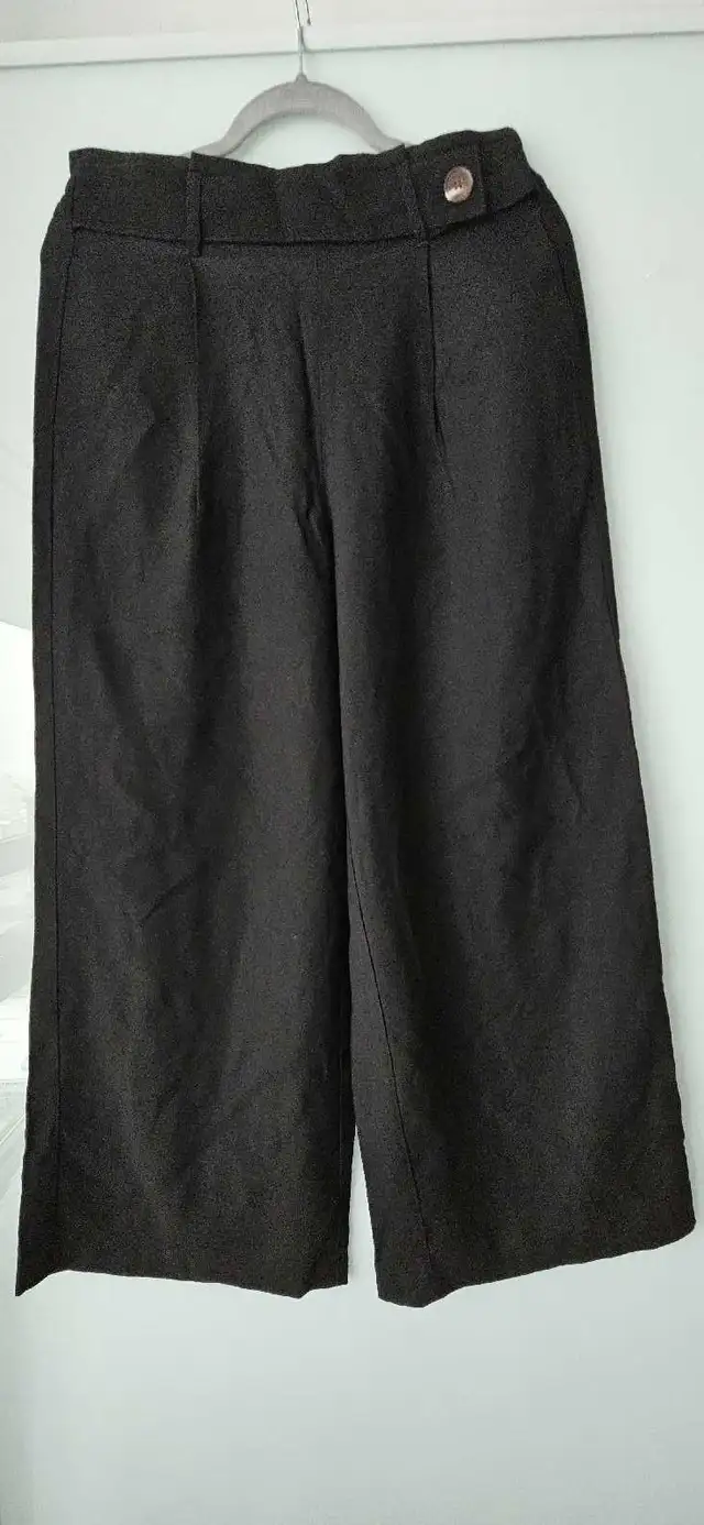 Negotiable - Beautiful Black Wide Leg Culottes Pants, Size 6 in Women's - Bottoms in City of Toronto - Image 5