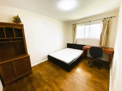 Three private rooms available Students / Young professionals from September. Two upstairs big window...