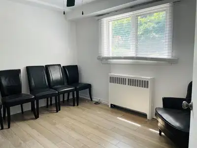 Trois bureaux à louer avec salle d'attente , rez-de-jardin , accessible personne handicapée, travail...