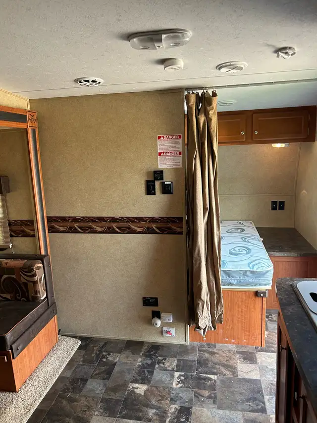 2012 XLR toy hauler 27hfs in Travel Trailers & Campers in Regina - Image 9