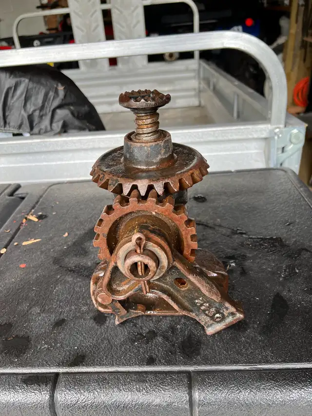 Vintage Car Jack in Arts & Collectibles in Winnipeg - Image 4