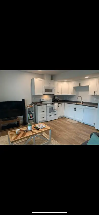 1 bedroom basement suite Ground level entry, 800 square foot 1 bedroom suite. Internet, heat, hydro,...
