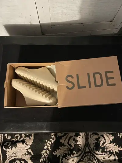 Yeezy slideBrand New, tails: 9, Couleur: beige, View more