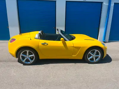 Selling a like new Saturn Sky with Very LOW KM's (just over 15.6K) - Collectors Item! -Chrome Wheels...