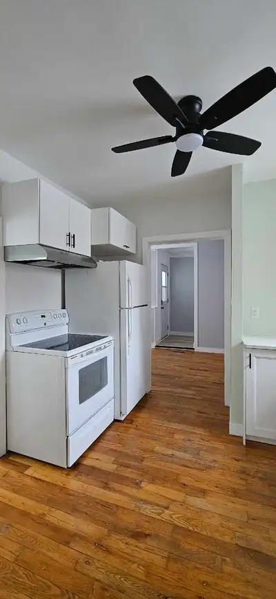 Beautifully Renovated 2 Bed + Den | 2 Bath Apartment Freshly renovated, spacious and thoughtfully up...