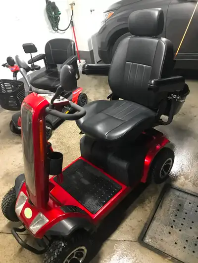 QUADRIPORTEUR FUN CYCLE MODELE SRS . ROUGE . BONNES BATTERIES . BESOIN UNE RÉPARATION COLONNE DE DIR...