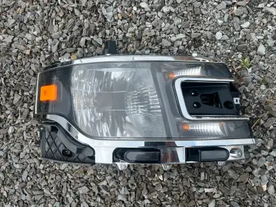 Excellent shape RH Ford flex headlight assembly and front chrome grill. Off a 2018 limited. Will sep...