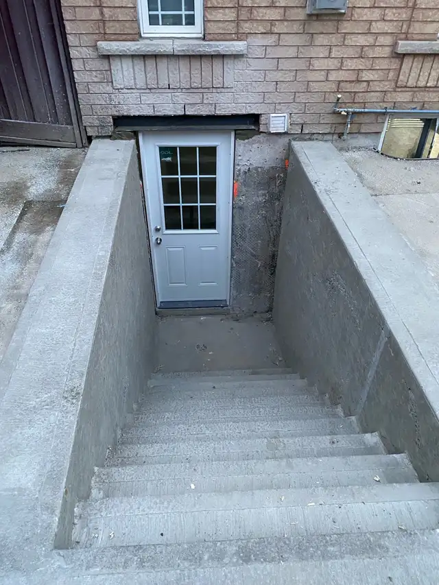 Side Entrance531645818030663683