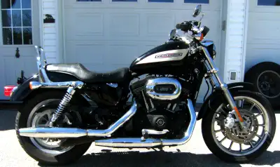 Sale Pending, 2007 Harley Sportster Roadster, fuel injected, K&N air filter, stock engine and pipes,...