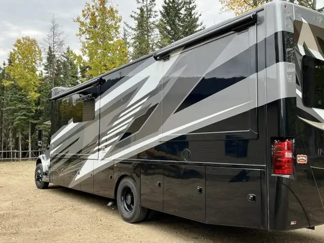 2025 Thor Inception 38FX Super C Motorhome in RVs & Motorhomes in Grande Prairie - Image 6