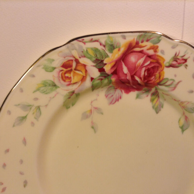 PARAGON ENGLAND GOLDEN EMBLEM PLATE 10" PINK ROSES YELLOW TIPS in Arts & Collectibles in Vancouver - Image 2