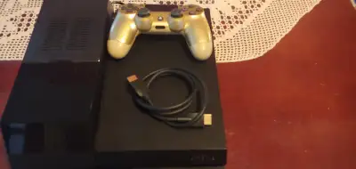 PS4 Jailbreakable Firmware 9.0 . 4 To en très bon état et propre