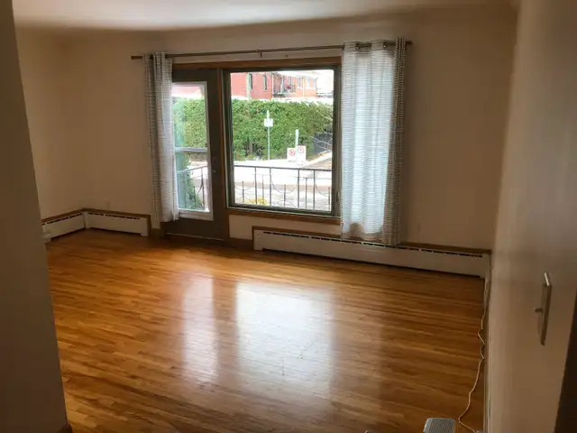 Spacious Sunny 4.5-Bedroom Apartment, 5-Minute Walk from Du College Metro