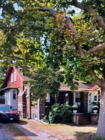 Room Near Subway! Amazing Neighbourhood! Furnished!