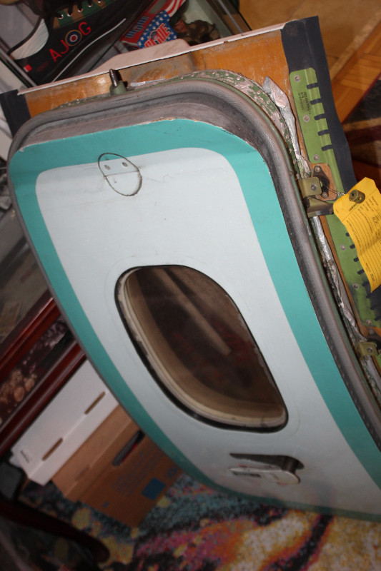 DASH 8 EMERGENCY EXIT DOOR in Hobbies & Crafts in Oakville / Halton Region - Image 3