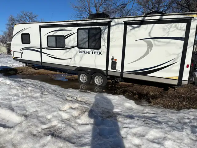 2014 Venture SportTrek 322VBH – Rear Bunkhouse, Outdoor Kitchen, in Travel Trailers & Campers in Regina - Image 5