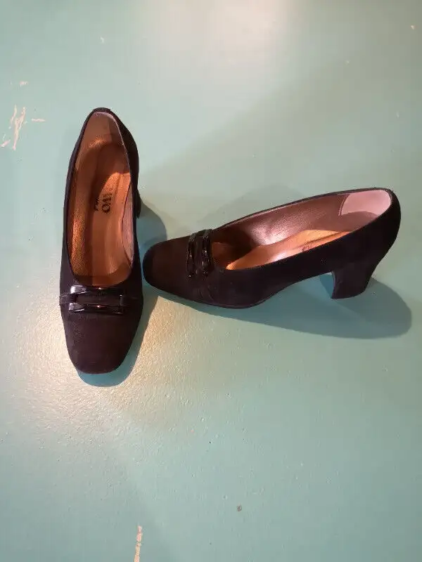 Browns women high heel shoes - size 6.5 in Women's - Shoes in Calgary - Image 2